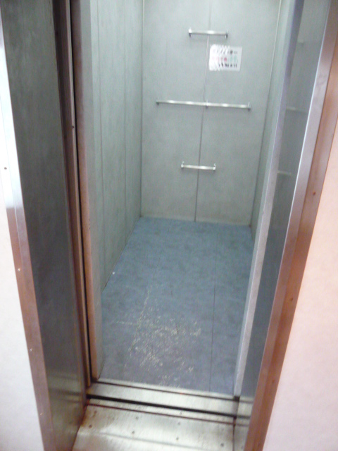 フェリー内 エレベーターの画像　クリック・Enterで拡大