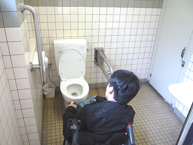 バスターミナルの身障者トイレの画像　クリック・Enterで拡大