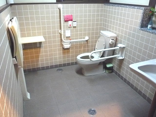 銀山公園にある身障者用トイレの内部の画像　クリック・Enterで拡大