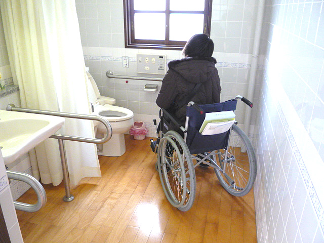 「町並み交流センター」身障者トイレ内部の画像　クリック・Enterで拡大