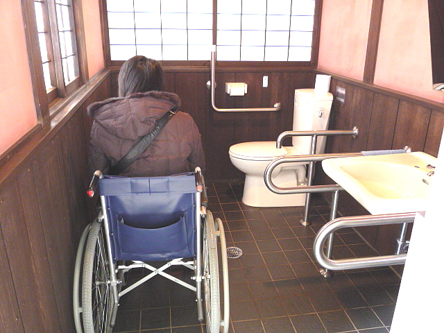 清水寺前休憩所の身障者トイレ内部の画像　クリック・Enterで拡大