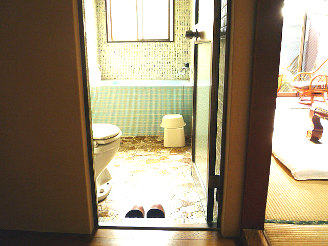 1階客室の浴室と洋式トイレの画像　クリック・Enterで拡大