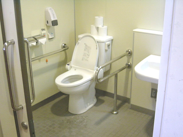 2階ビアレストランの身障者トイレの画像　クリック・Enterで拡大