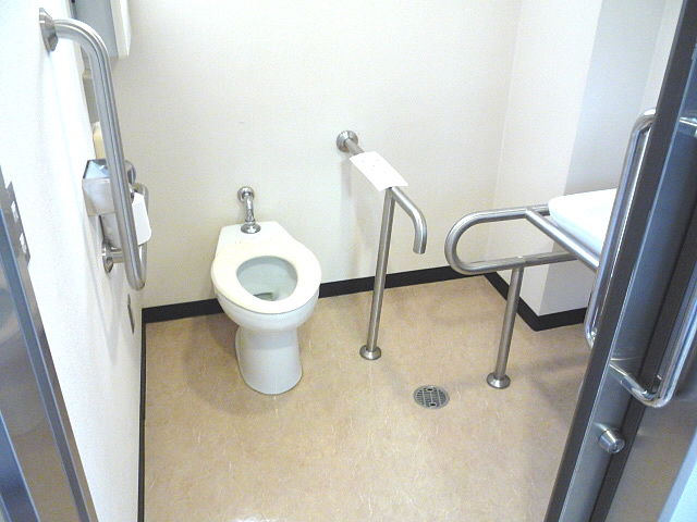 観光協会内の身障者トイレ内部の画像　クリック・Enterで拡大