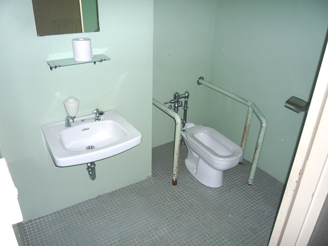 コミュニティセンター内の身障者トイレの画像　クリック・Enterで拡大