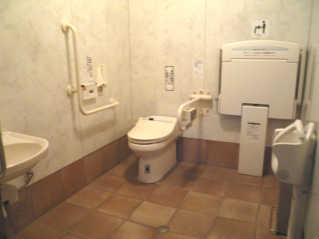 太鼓谷稲荷神社内の身障者トイレの画像　クリック・Enterで拡大