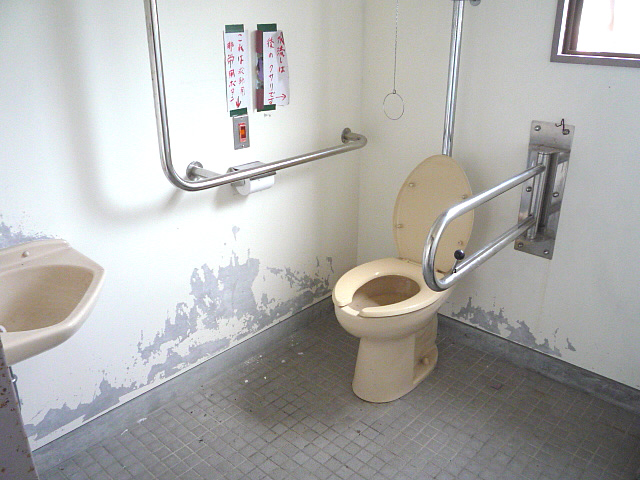 太鼓谷稲荷神社駐車場に行く途中にある身障者トイレの画像　クリック・Enterで拡大