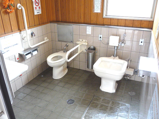 「道の駅」津和野温泉なごみの里、駐車場にある身障者トイレの画像　クリック・Enterで拡大