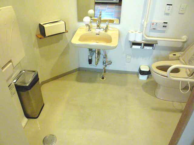 津和野温泉なごみの里内にある身障者トイレの画像　クリック・Enterで拡大