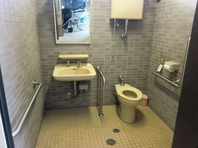 身障者用トイレ内部の画像　クリック・Entereで拡大