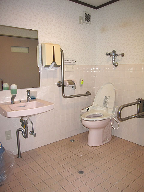 館内の多目的トイレ内部の画像　クリック・Enterで拡大