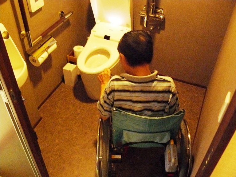 バリアフリールームの身障者用トイレの画像　クリック・Enterで拡大